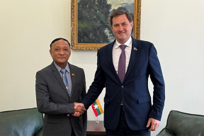 «Хунта бомбит гражданское население, а министр говорит о развитии туризма»